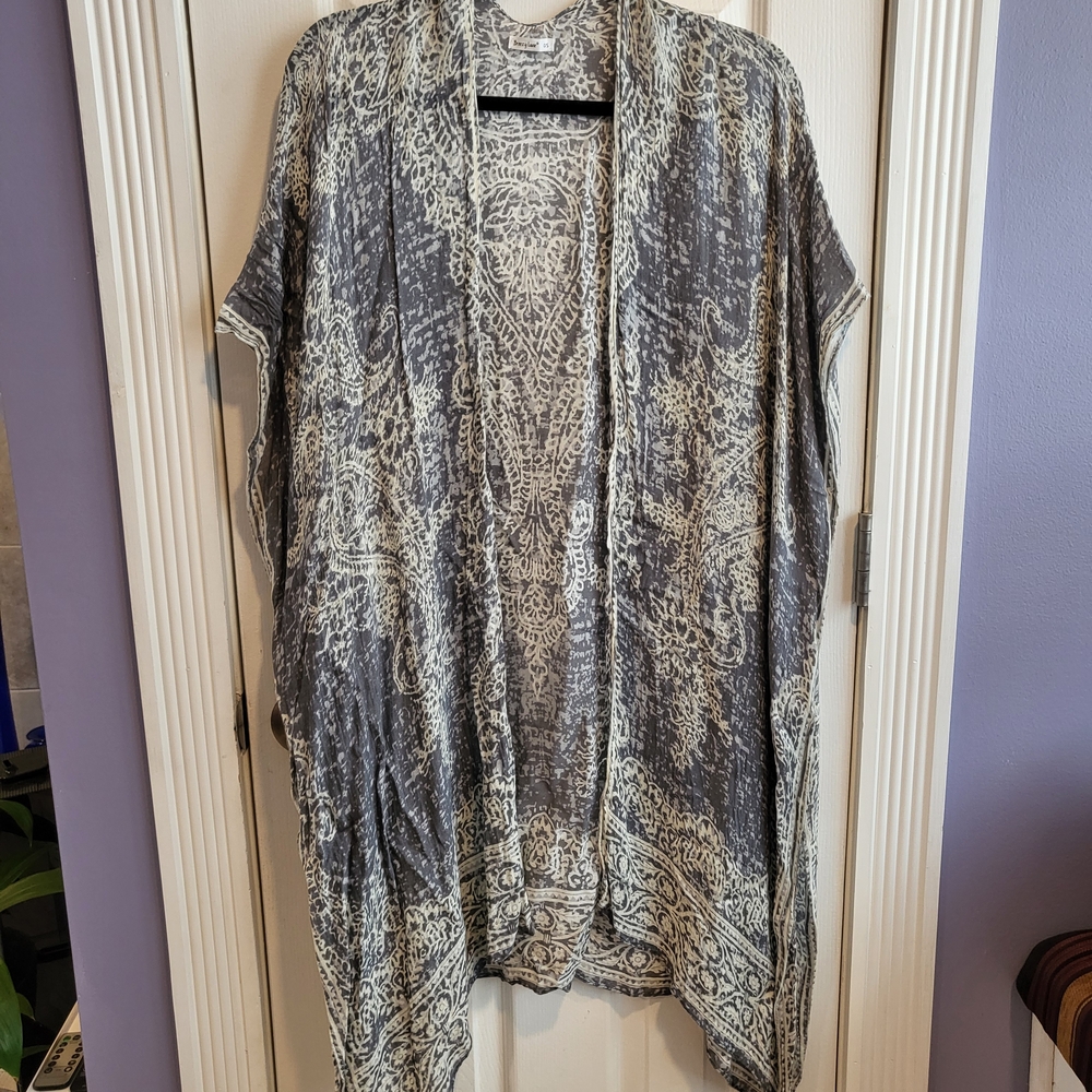 Chic Gray and Cream Patterned Kimono